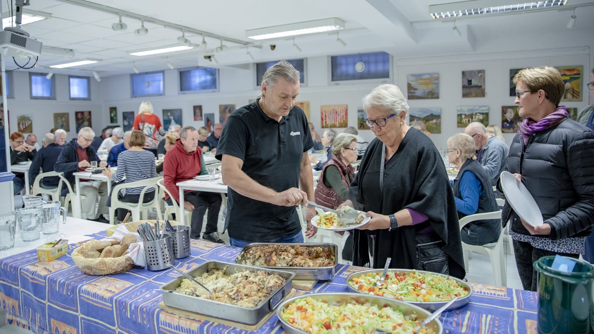 Mies tarjoaa kanankoipia naiselle