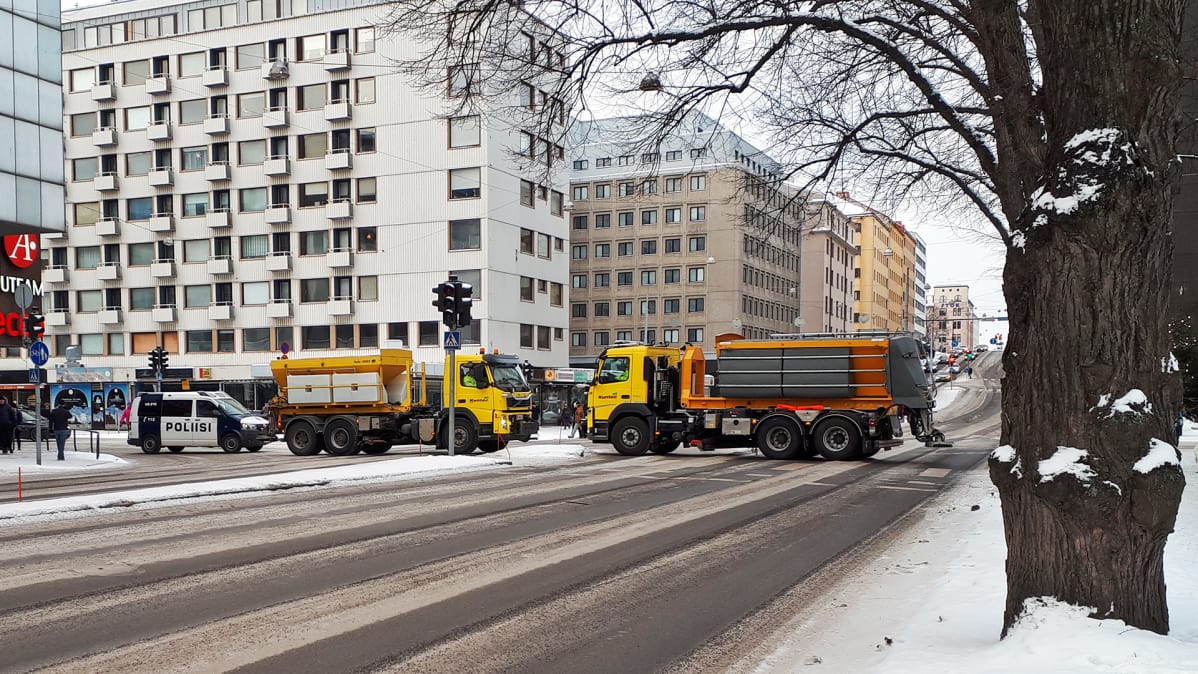 Säiliöautoja sulkemassa katua.