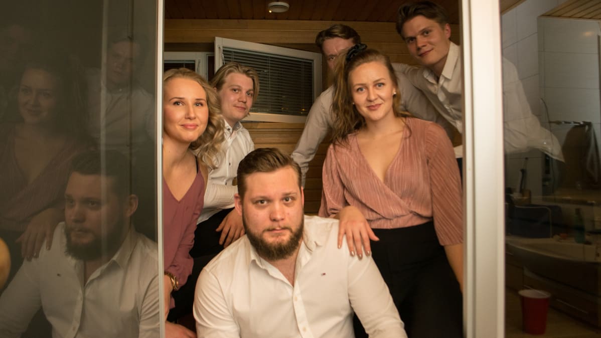 Krista Mehtonen, Joonas Tervonen, Jaakko Lehtola, Aleksi Pekkarinen, Pauliina Puranen ja Olli Tervonen uudenvuoden vietossa Tahkolla.