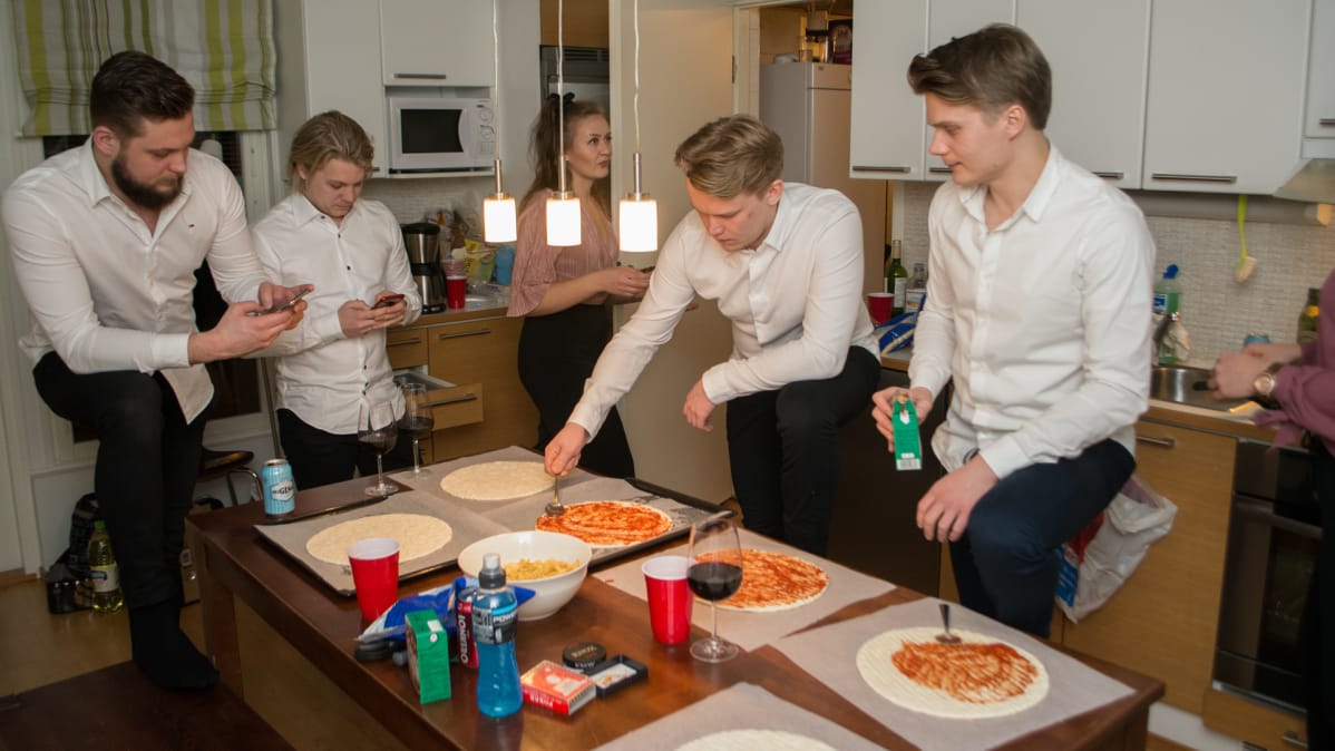 Jaakko Lehtola, Joonas Tervonen, Pauliina Puranen, Aleksi Pekkarinen ja Olli Tervonen pizzan teossa vuoden 2019 aattona.