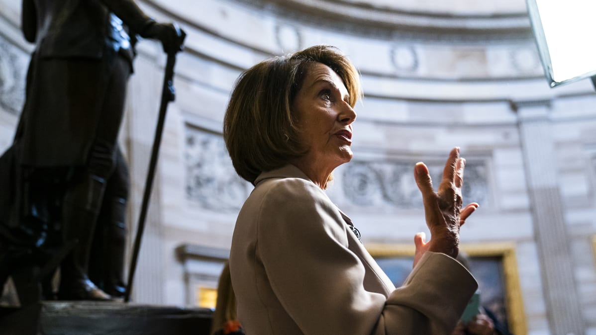 Nancy Pelosi puhuu lehdistölle.