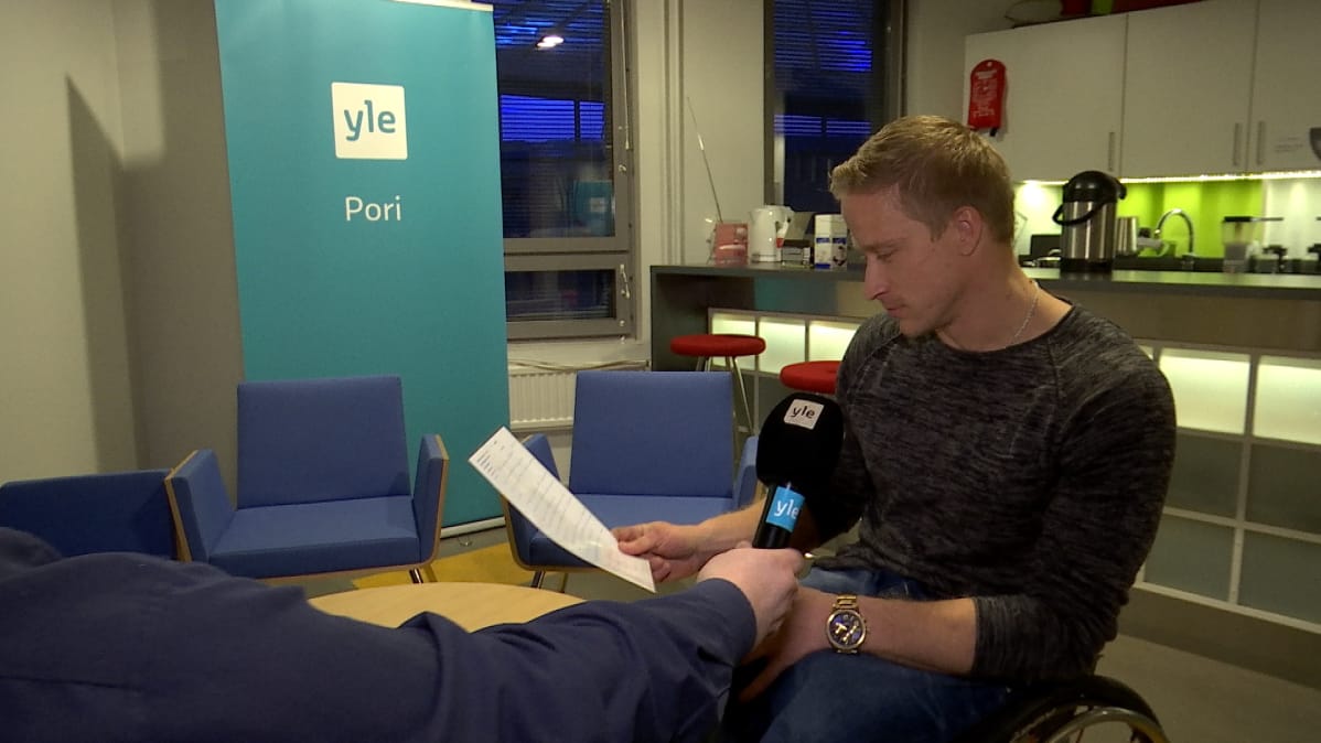 Leo-Pekka Tähti lukee kirjettä