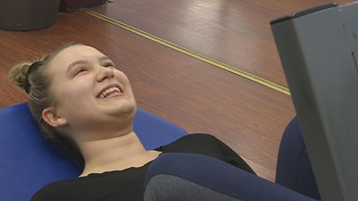 Elli Moilanen aloittelee treeniään Maken Fitness Centerin jalkaprässissä.
