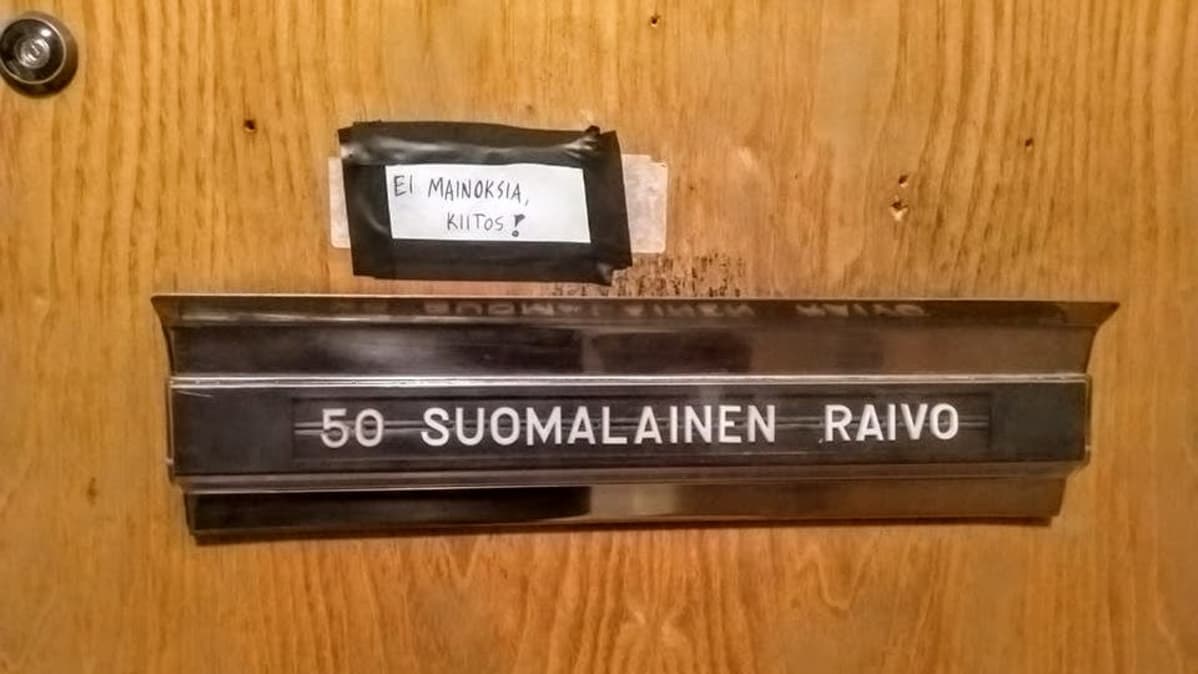 Postiluukku, jossa kukee Suomalainen Raivo.