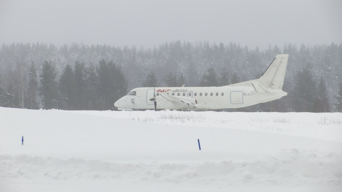 Raf Avian logolla varustettu lentokone lumisella Savonlinnan lentokentällä
