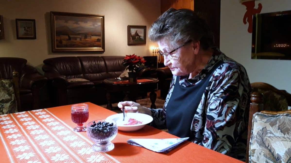 Anna Karjalainen syö iltapalaa kotonaan.