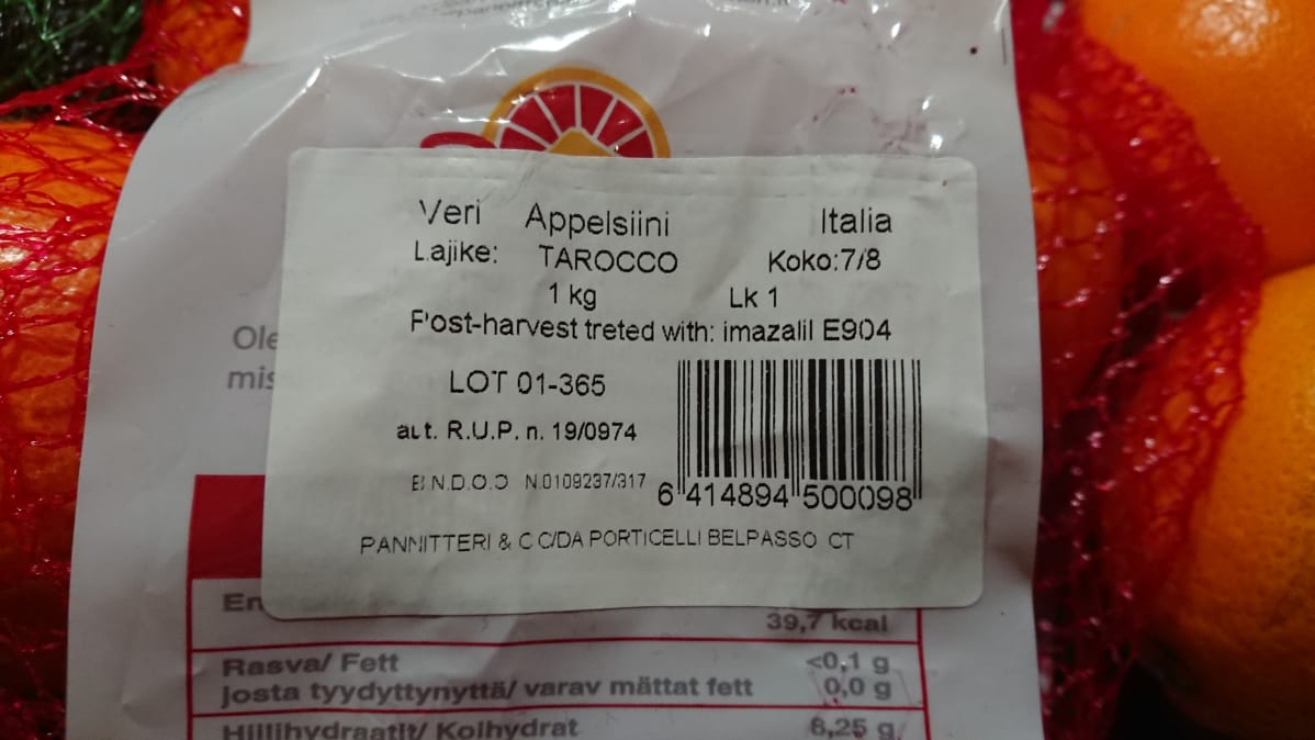 Italialaisten veriappelsiinien pakkauksessa lukee, että hedelmät on käsitelty sadonkorjuun jälkeen imatsaliililla.