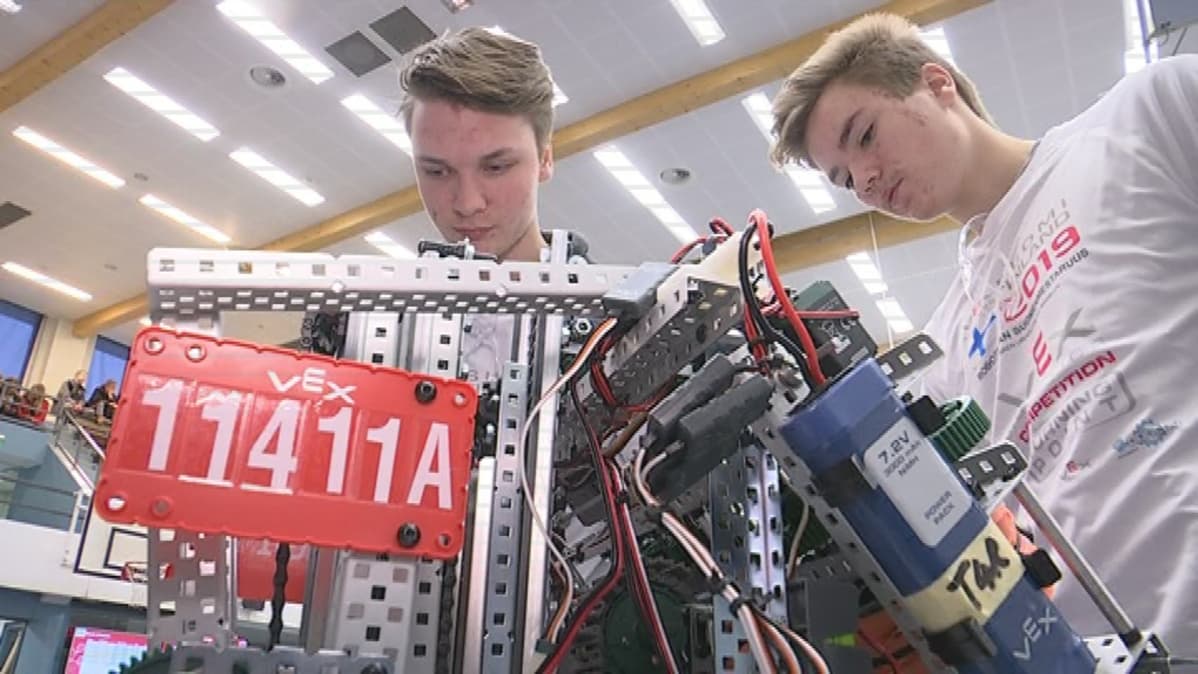 Jeremiah Allred ja Eemil Lähteenmäki tarkastelevat robottiaan