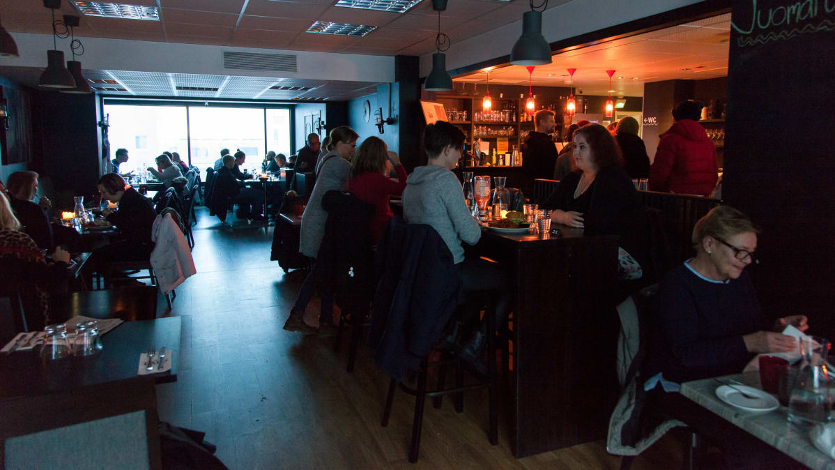 Ihmisiä syömässä ravintola Lalo