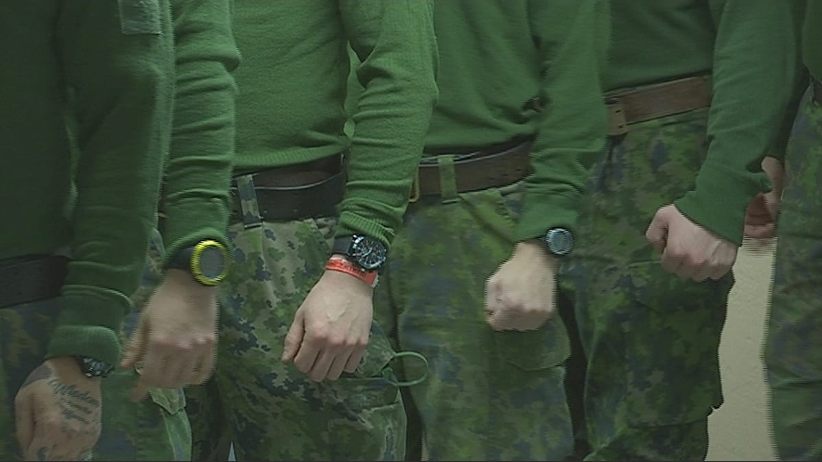Sotilaiden käsissä olevia inttirolexeja