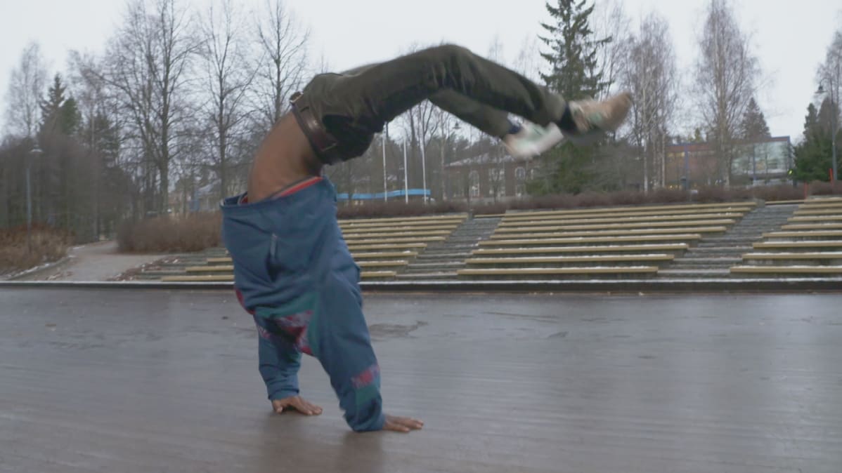 Breaktanssija Pietari Kauppinen tanssii Lounaispuiston lavalla Jyväskylässä.