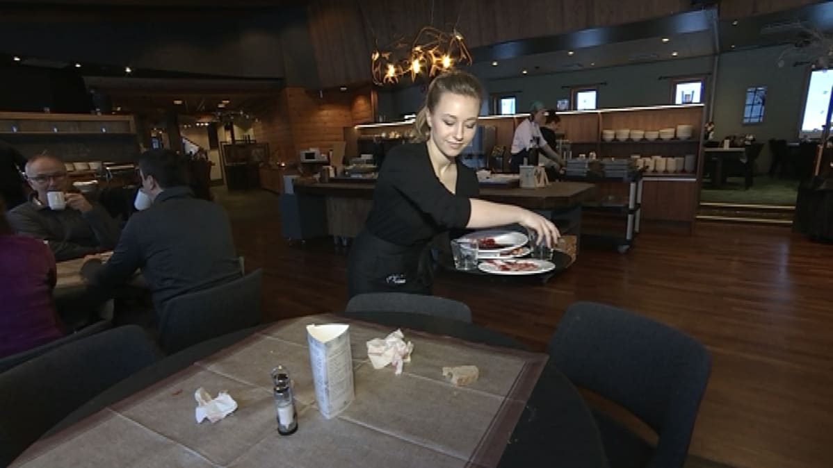 Puolalainen Karolina Tomaschek oli Ylläksellä tarjoilijana talvella 2018.
