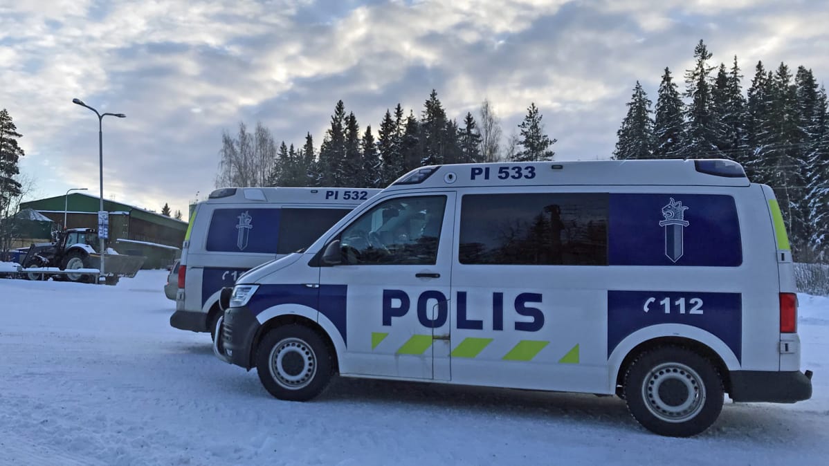 Poliisiautoja Dragon Miningin rikastamolla