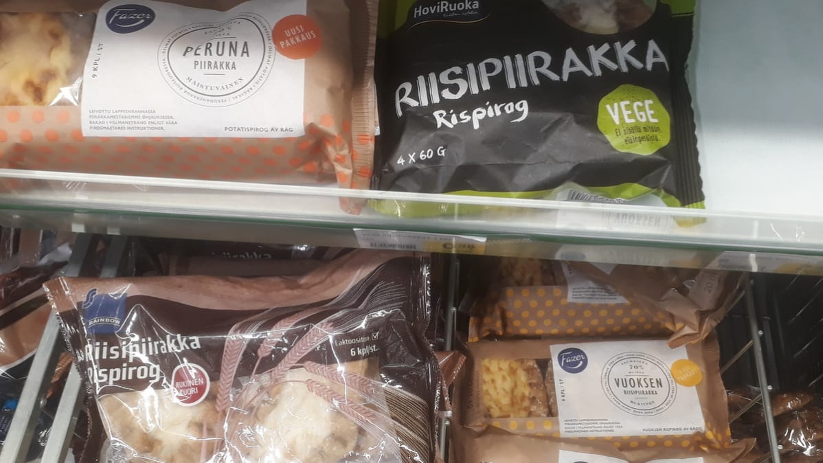 Teollisesti valmistettuja riisipiirakoita kaupan hyllyllä