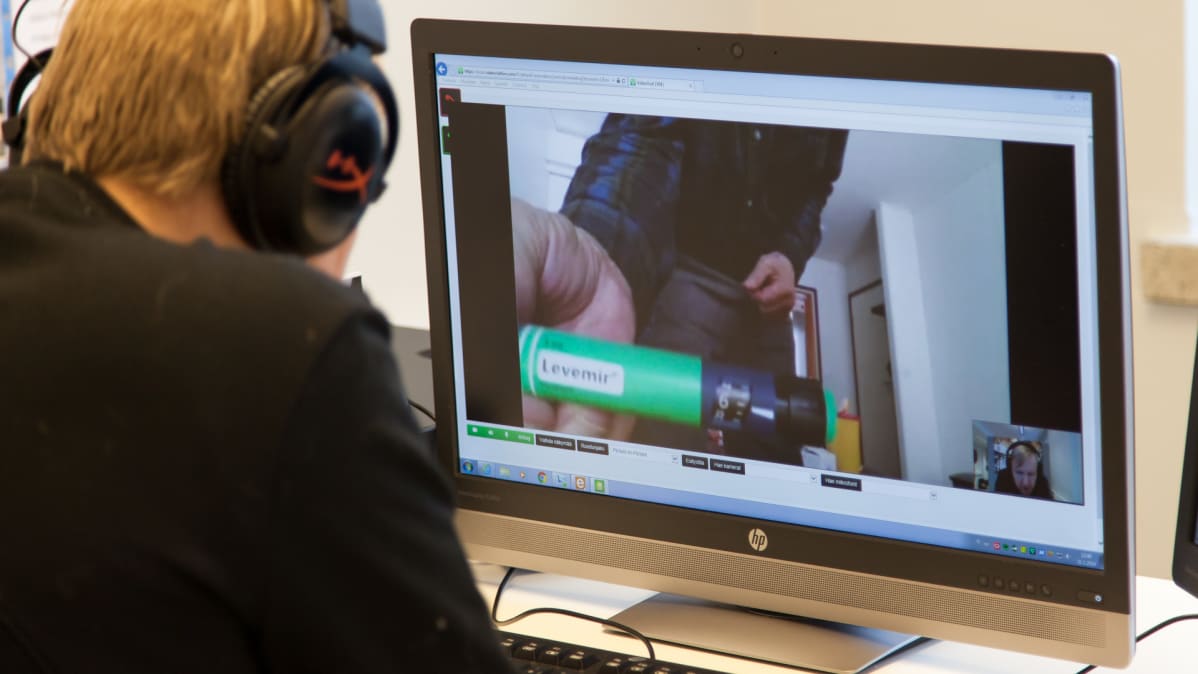 Lähihoitaja käy kotihoidon asiakkaan kanssa videopuhelua