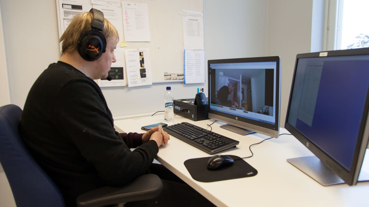 Lähihoitaja käy kotihoidon asiakkaan kanssa videopuhelua