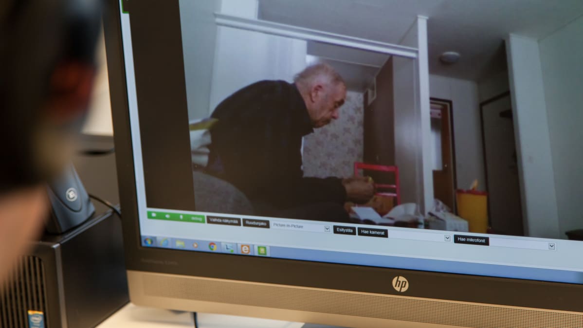 Lähihoitaja käy kotihoidon asiakkaan kanssa videopuhelua
