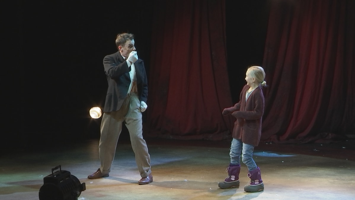 Näyttelijä Marc Gassot ja yleisön joukosta valittu koulutyttö esityksessä Lion – The Weird And Magical Abracadabra Circus Show.