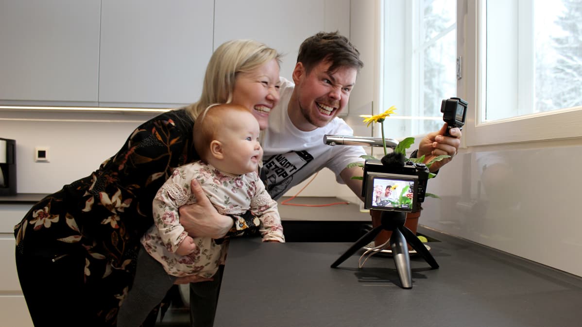 Titta ja Thomas Halloran kuvaavat videota keittiössä
