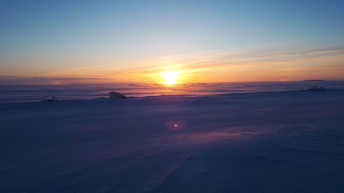 Auringonnousu meren jäällä