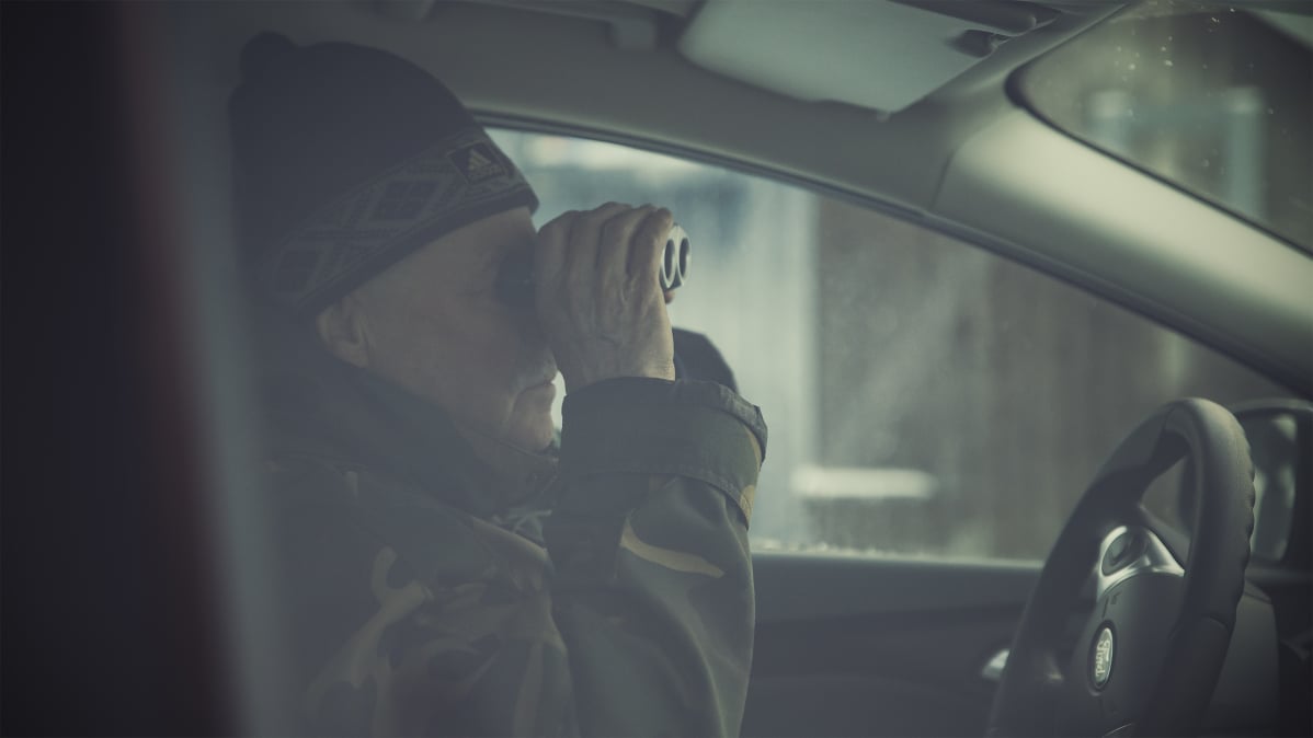 Yksityisetsivä kiikaroi autosta