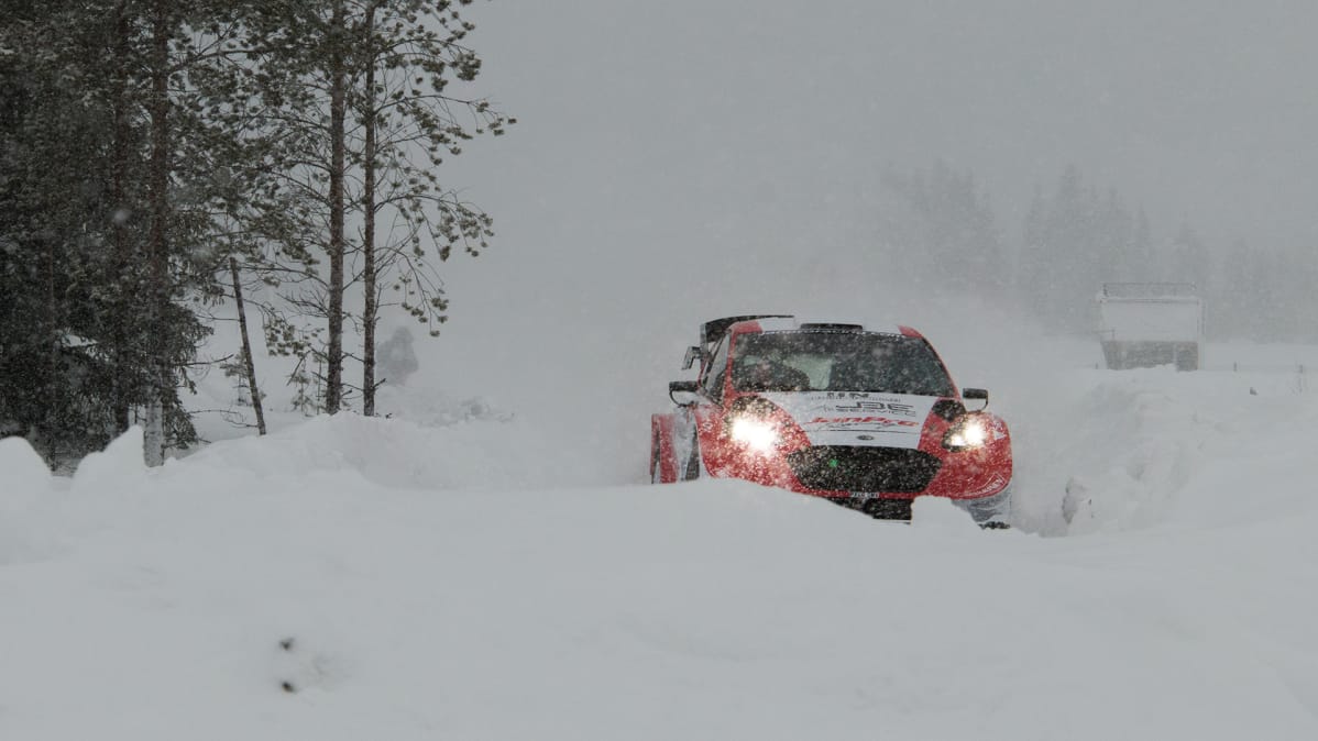 Janne Tuohino JanPro Racing-yksityistallin auton ohjaimissa Ouluzonessa helmikuussa 2019.