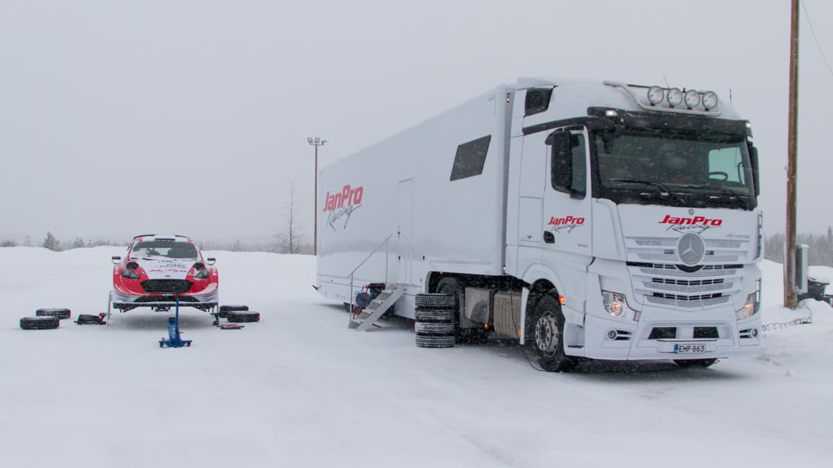 Janne Tuohino vuokraa WRC-autoa huoltokalustoinen.
