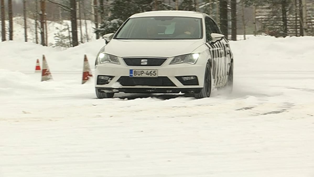 Liikenneopiston auto ajoharjoitteluradalla.