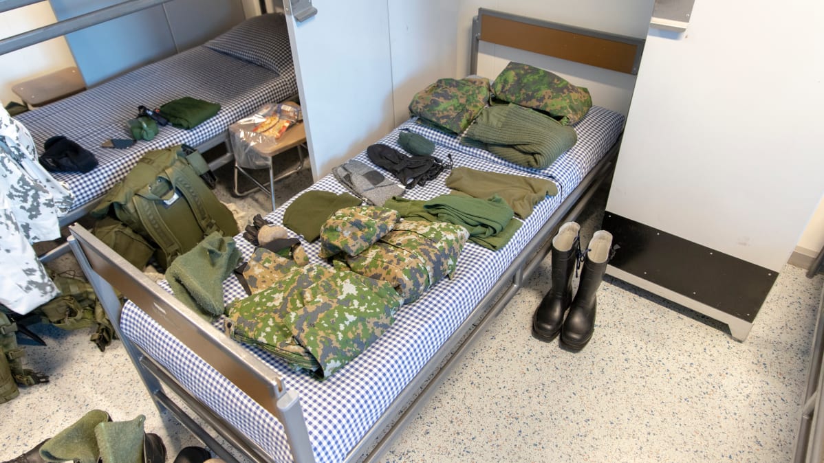 Varusmiehen vaatearsenaali viikattuna sängyn päälle