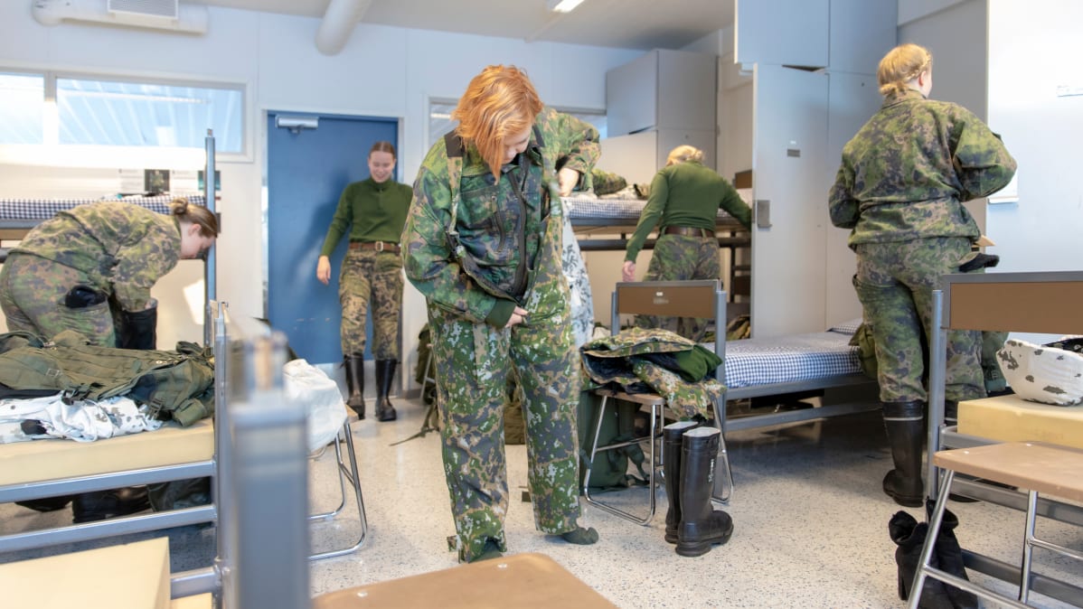 Toimittaja Titta Puurunen pukee armeijan vaatteita päälleen