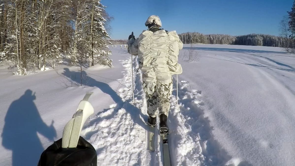 Alokkaat hiihtomarssilla ylittämässä järveä Ilmasotakoulussa Tikkakoskella