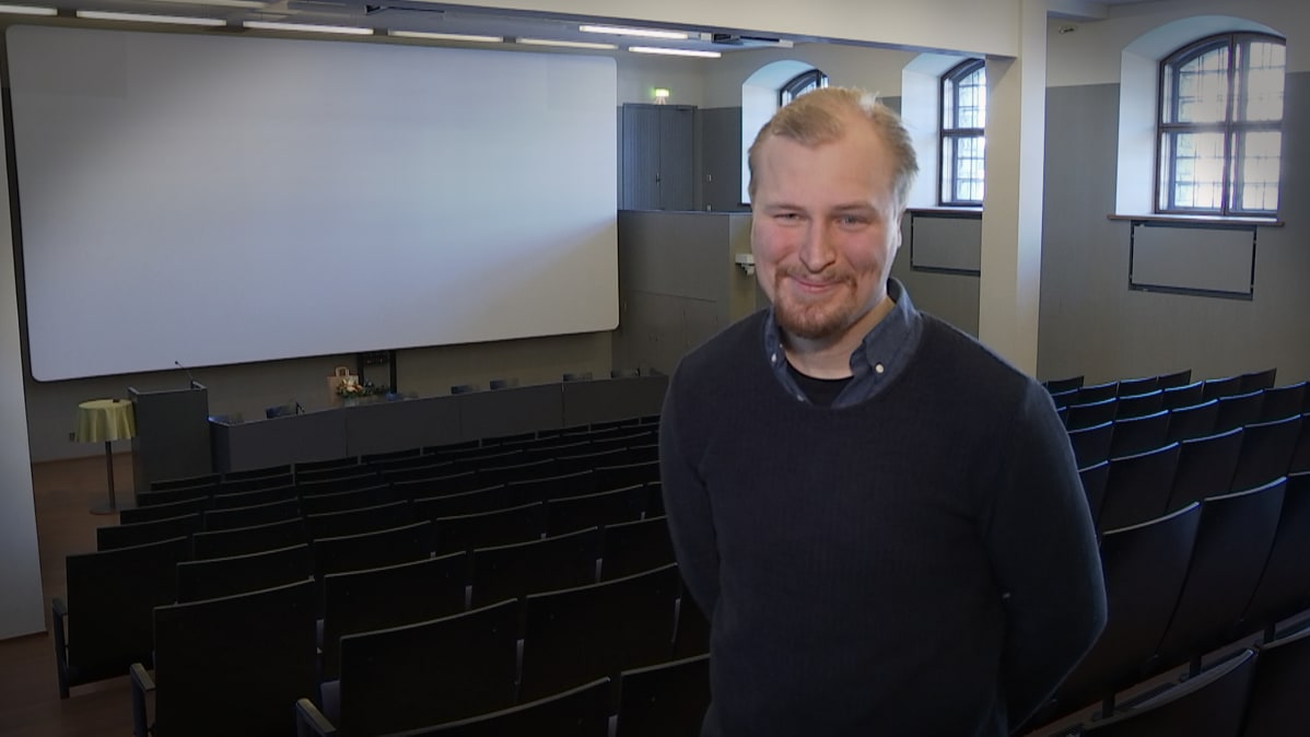 Tomas Vaarala puolikuvassa hymyilemässä kameralle.