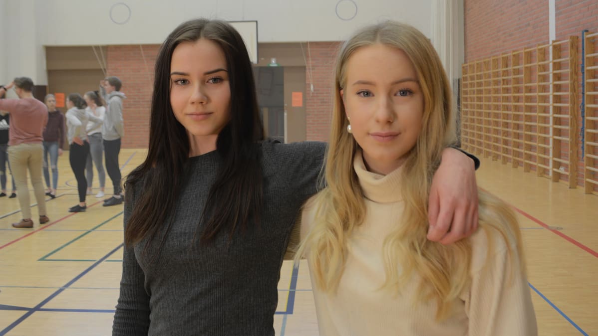 Kaverukset Emmi Kauhanen ja Vanessa Huttunen.