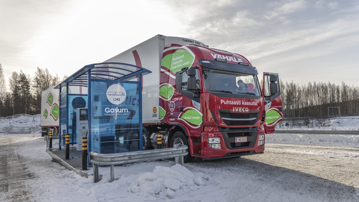 LNG-rekka tankkauspisteellä.