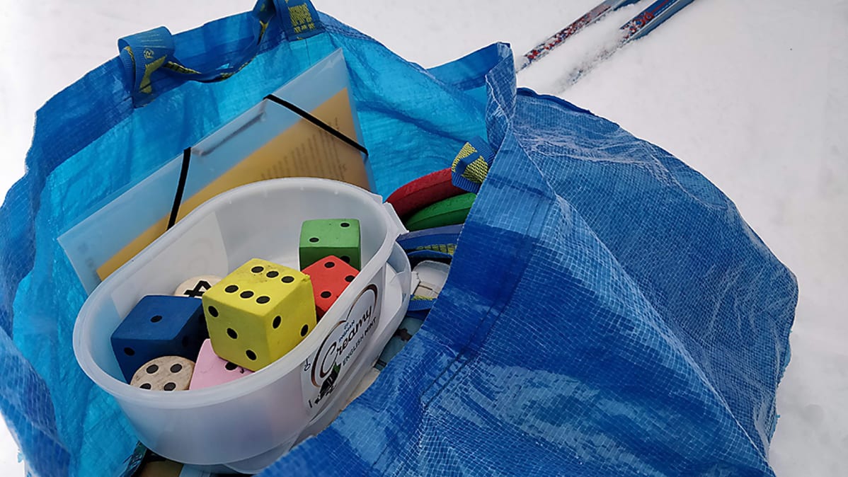 Hiihtotunnin välineitä vuonna 2019.