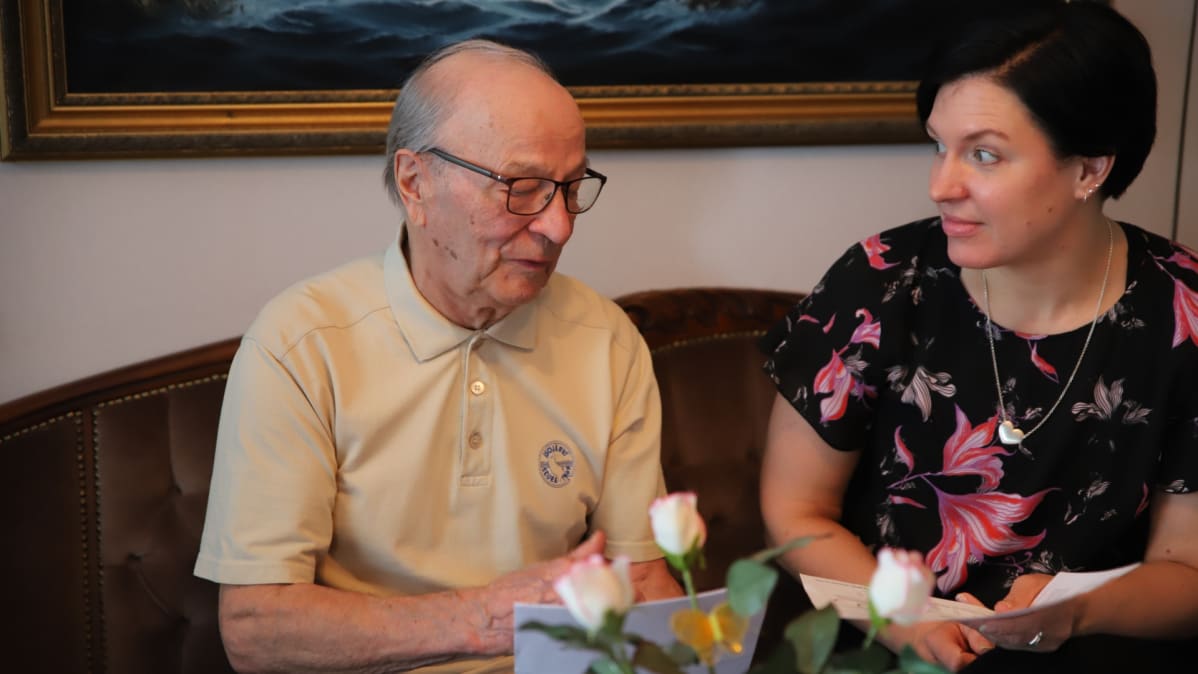 Lauri Laine ja Petra Rautakallio-Järvinen istuvat sohvalla.