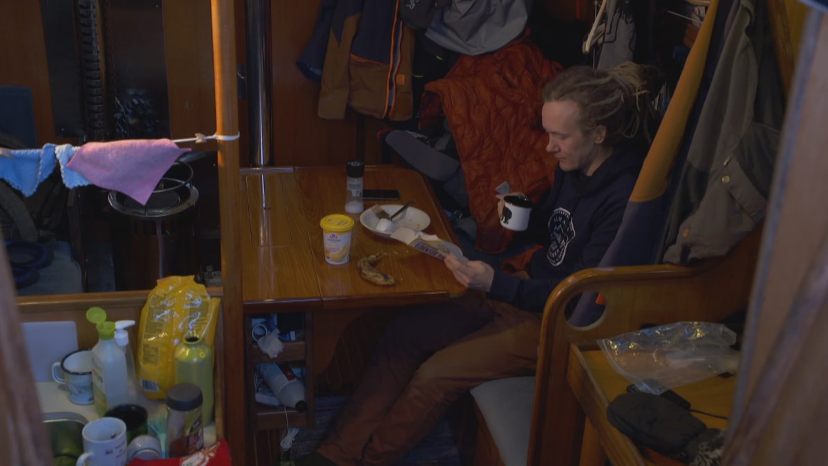 Vapaalaskija Juho Karhu asuu veneessään.
