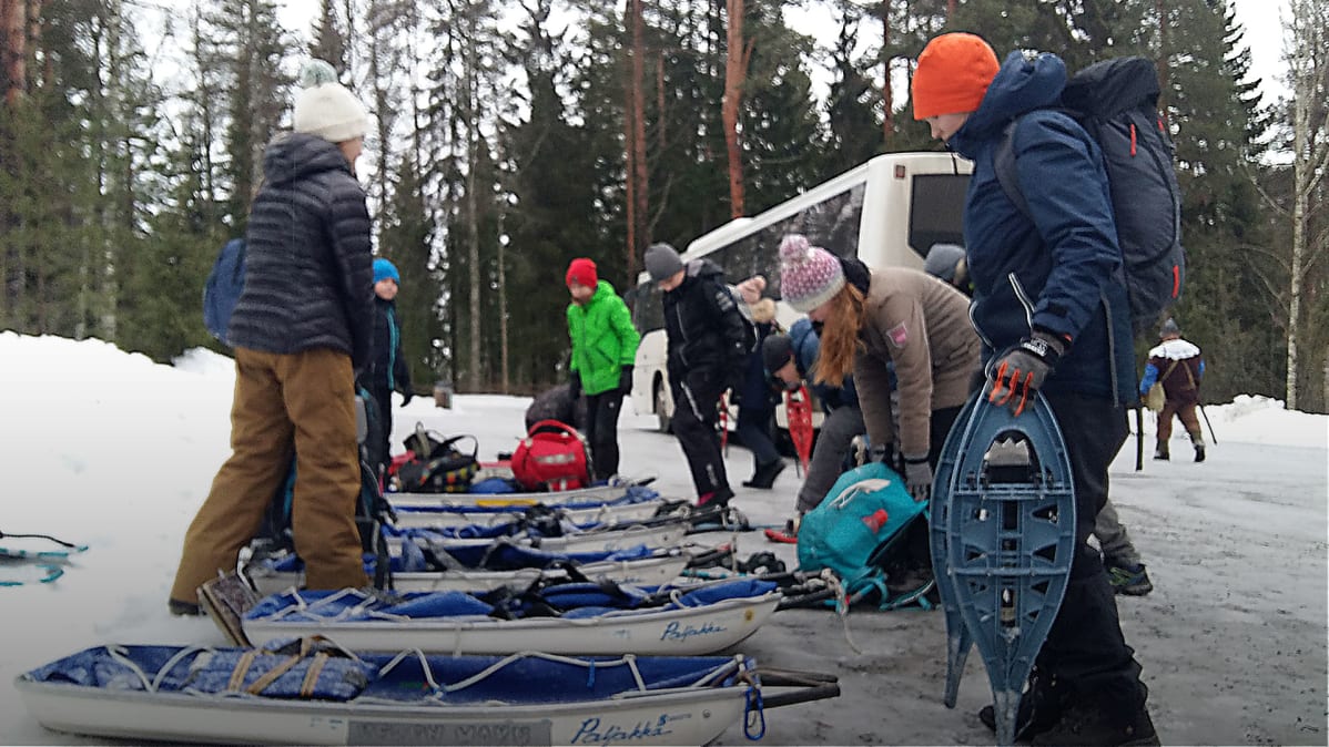 Riihivalkaman koulun viidesluokkalaiset valitsemassa ahkioita Saaren kansanpuistossa Tammelassa.