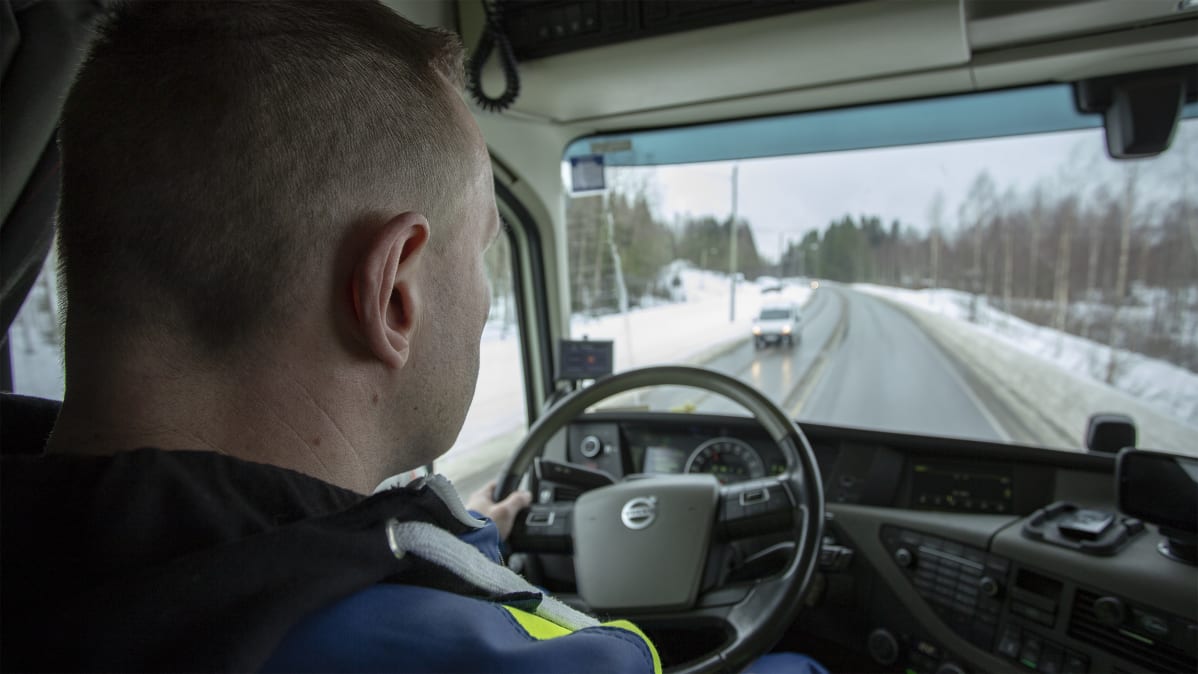 Rekan kuljettajan näkymä tuulilasin läpi.