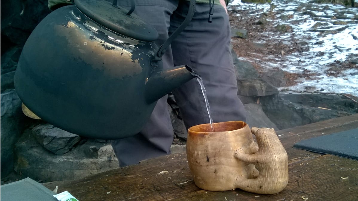 Kuksa ja nokipannu.