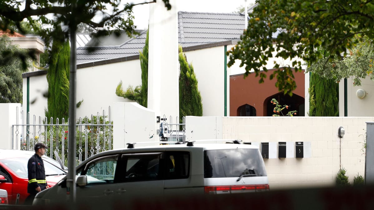 Vartijat ympäröivät Masjif Al-Noorin moskeijaa.