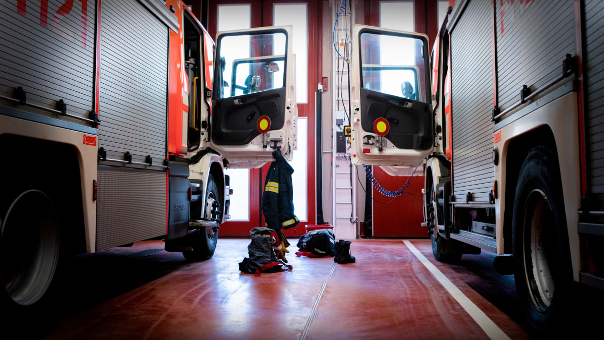 Paloautot lähtövalmiudessa Kangasalan paloasemalla.