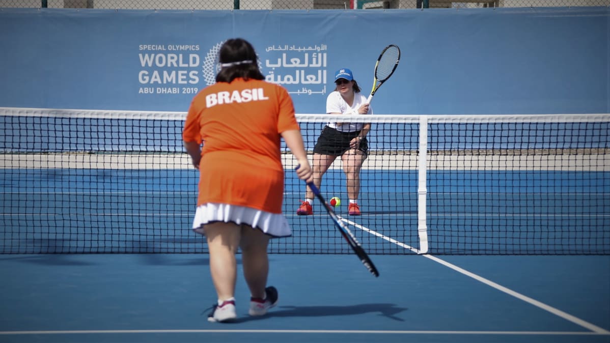 Sanna Sepponen Special Olympicsin tennisturnauksen avausottelussaan Brasilian edustajaa vastaan.