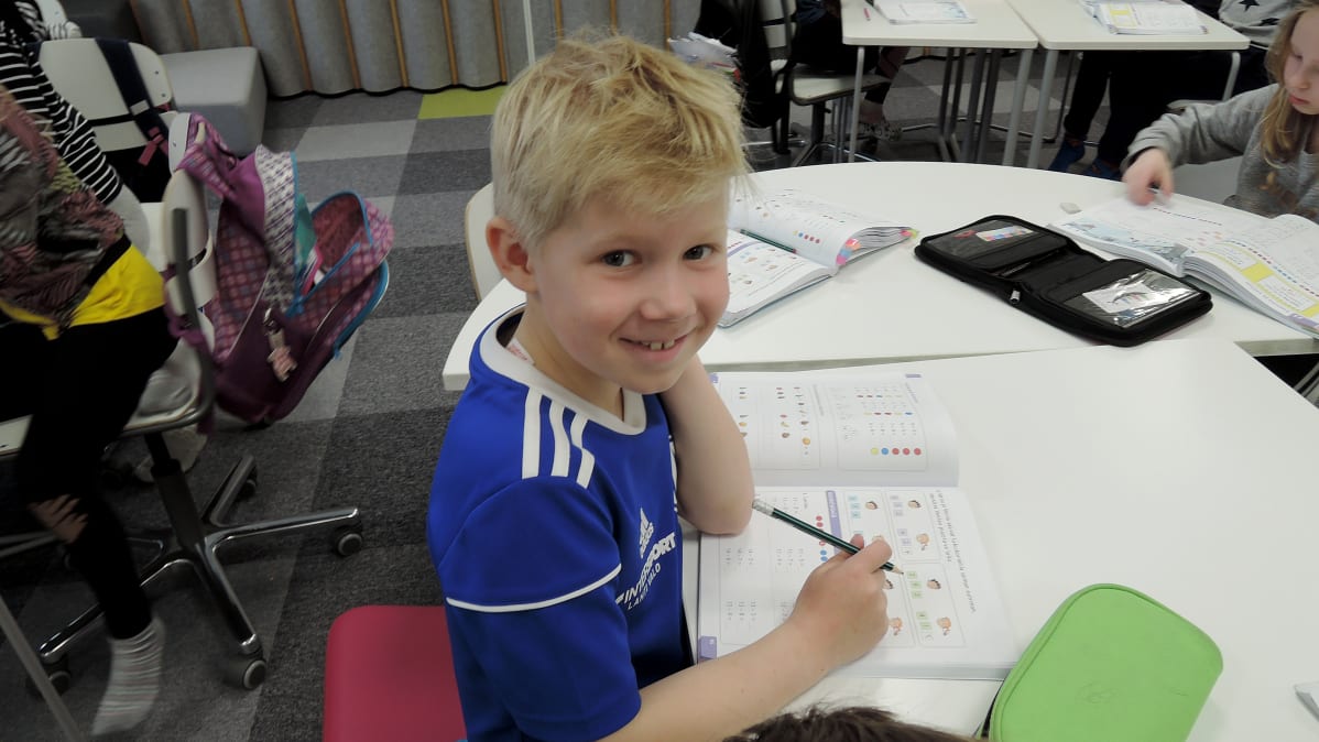 Ekaluokkalainen Aapo Sahamies pitää matematiikasta ja opettajasta.