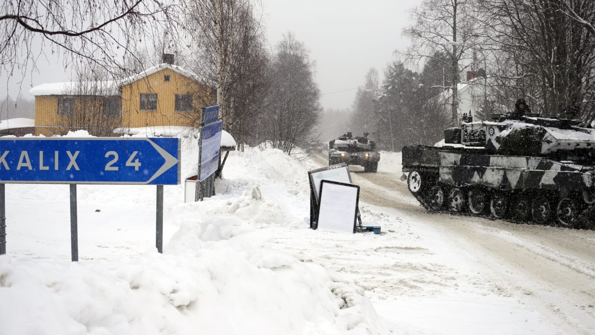 Suomalaisia panssarivaunuja pohjoisruotsalaisella kylänraitilla sotaharjoitusten aikaan.