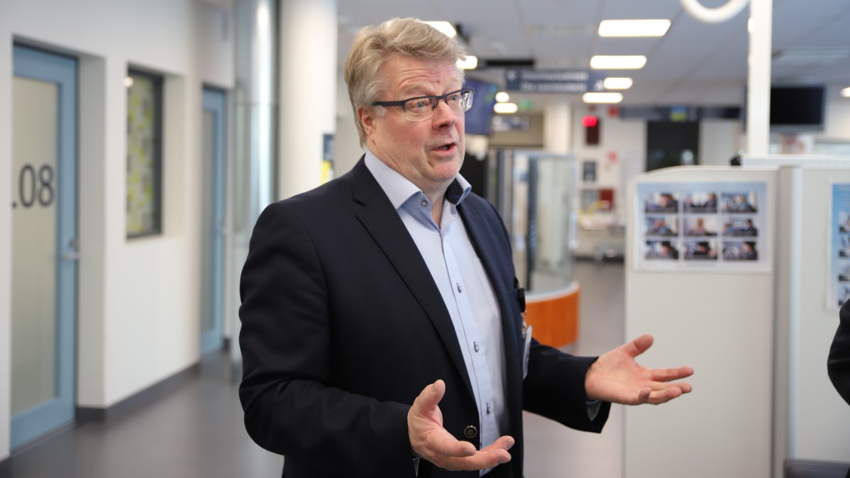 Keski-Suomen sairaanhoitopiirin johtajaylilääkäri Vesa Kataja