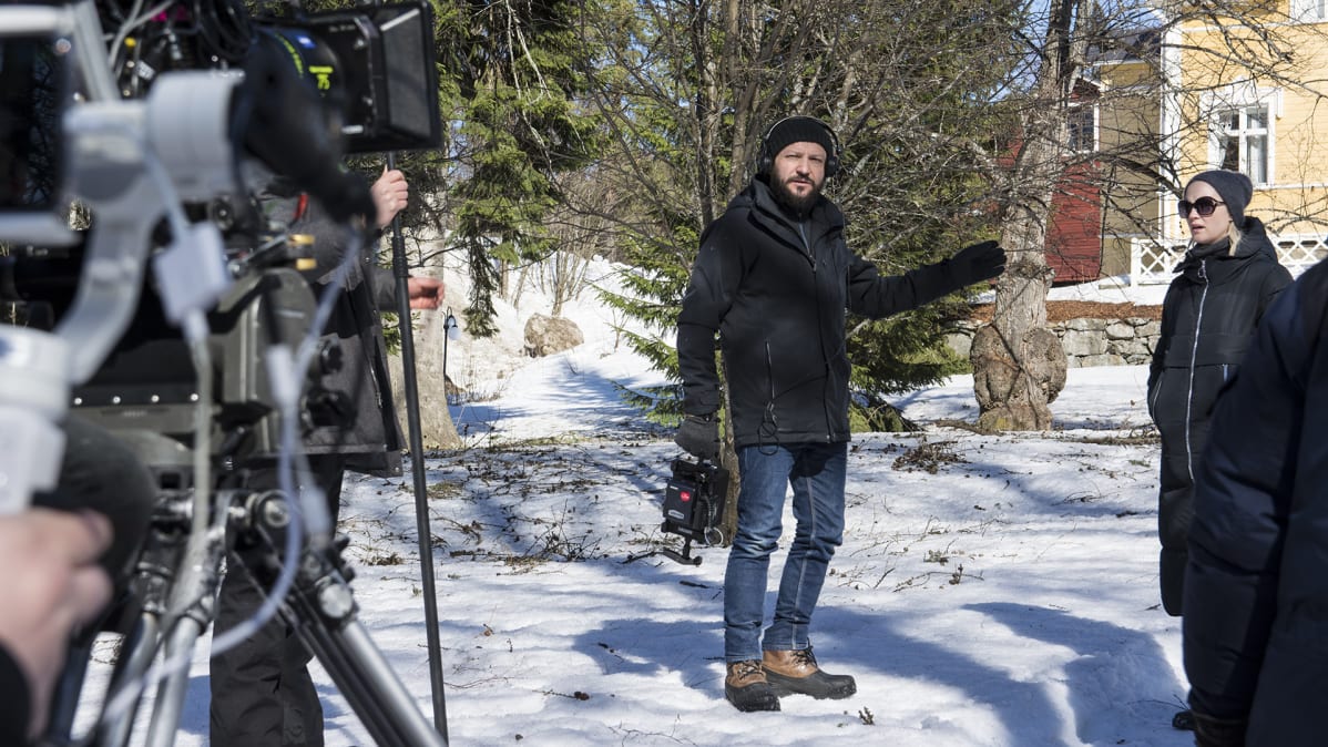 Televisiosarjan ohjaaja antaa viime hetken ohjeita kuvausryhmälle ja näyttelijöille.