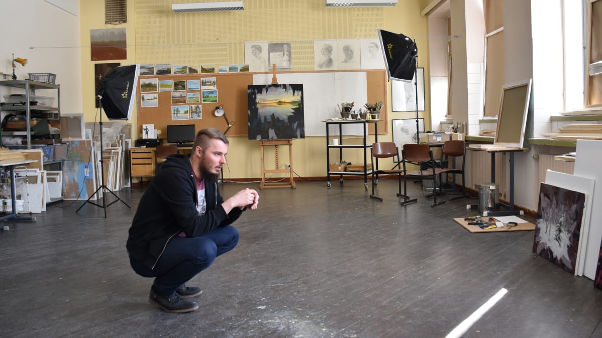 Antti Hakkaraisen työhuone on entisen Nurmesjärven koulun luokkahuone.