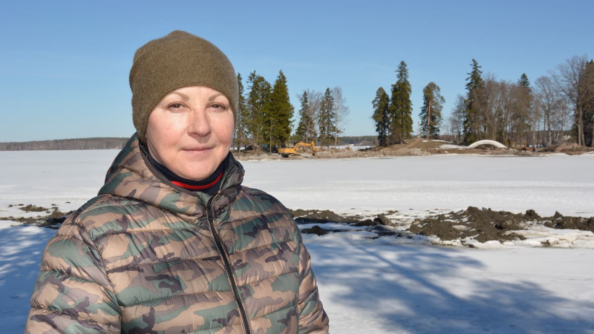 Monrepos puiston työmaalla haastateltavana Jelena Krylova