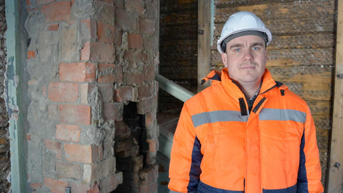 Restauroija Aleksander Tufanov Viipurin Monrepos puiston kartanon työmaalla